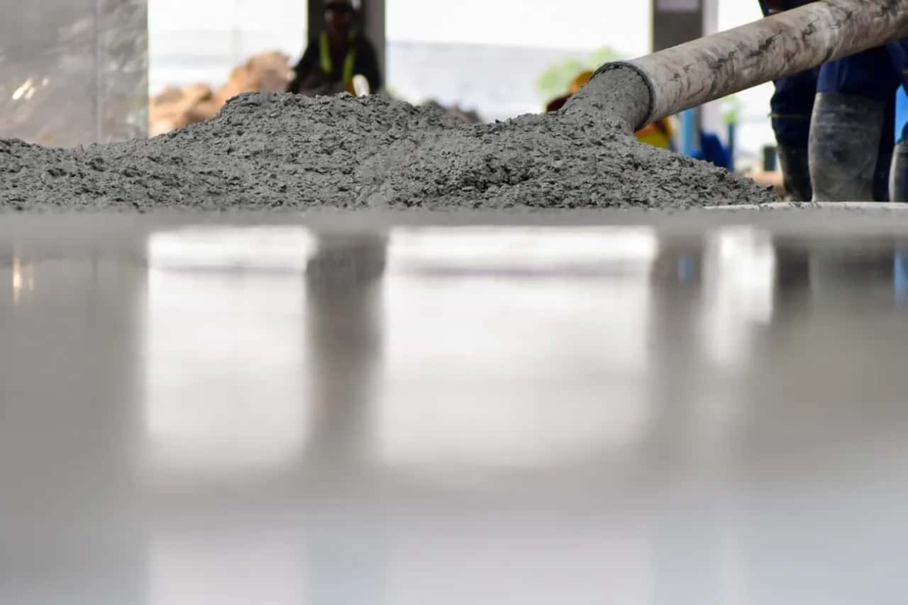 Co to jest zaprawa sucha i jak wykorzystać jej zalety w budownictwie