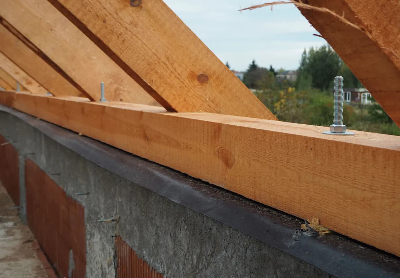 Kotwy do więźby dachowej: Jak wybrać najlepsze rozwiązania dla dachu