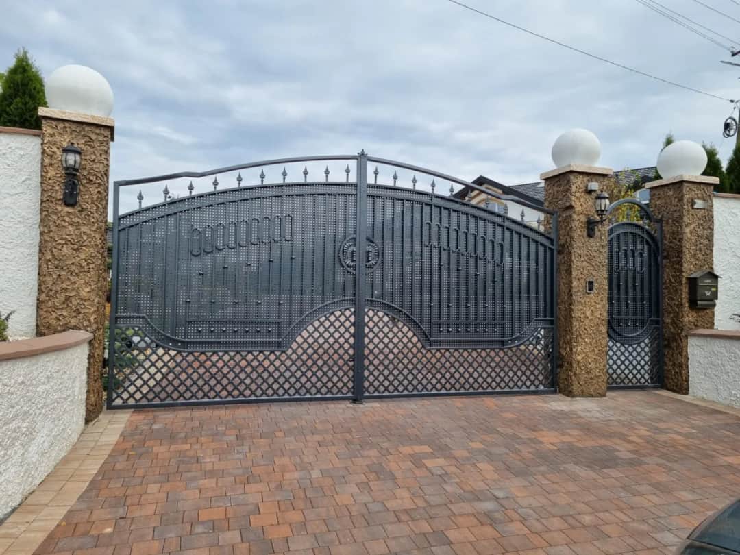 Ile kosztuje montaż bramy dwuskrzydłowej? Poznaj ukryte koszty i czynniki