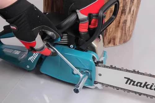 Jak wyczyścić filtr paliwa w pilarce i uniknąć kosztownych awarii