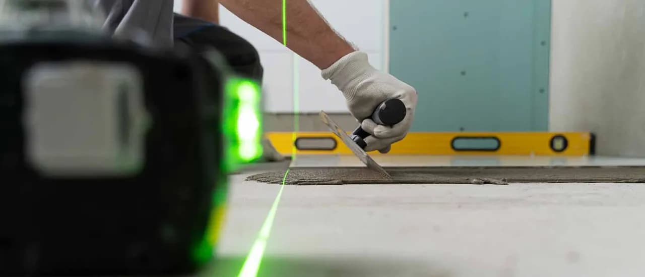 Jaką poziomicę laserową wybrać, by uniknąć błędów w pomiarach?