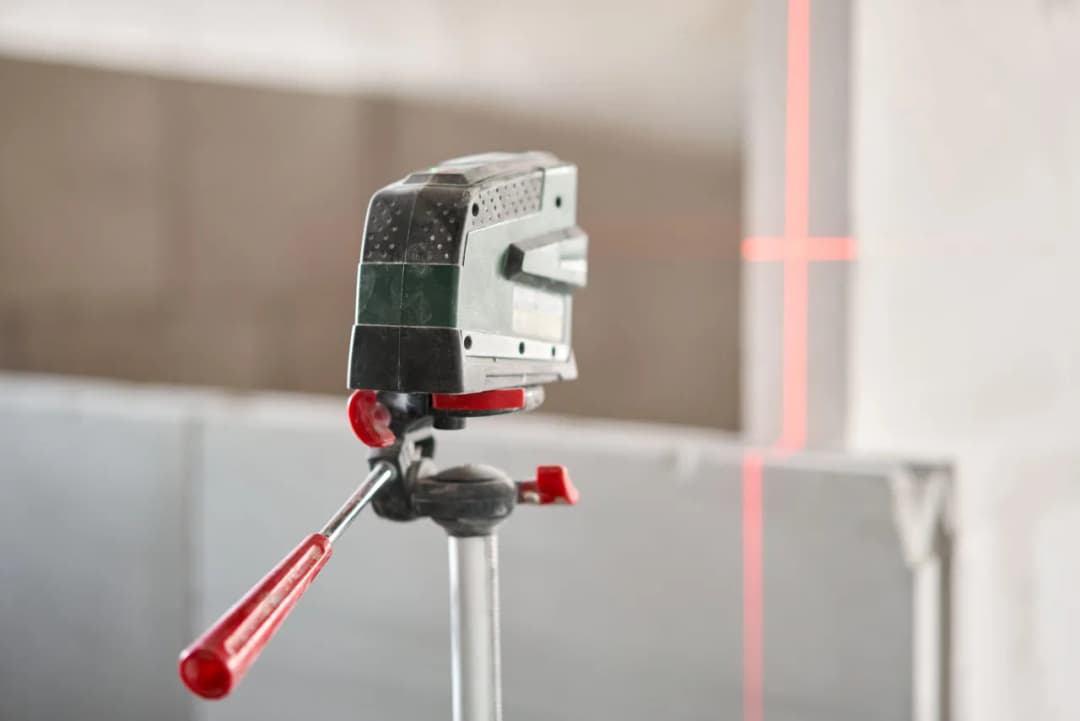 Najlepsza poziomica laserowa - uniknij błędów przy wyborze narzędzia