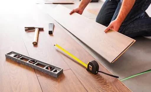 Co to jest v fuga i jak poprawia wygląd paneli podłogowych