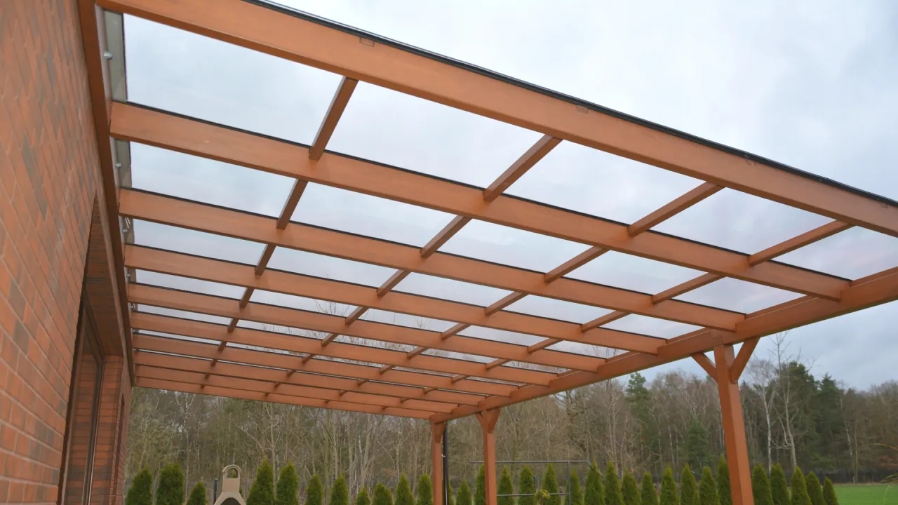 Jaki gruby poliwęglan na zadaszenie tarasu? Wybierz najlepszą opcję