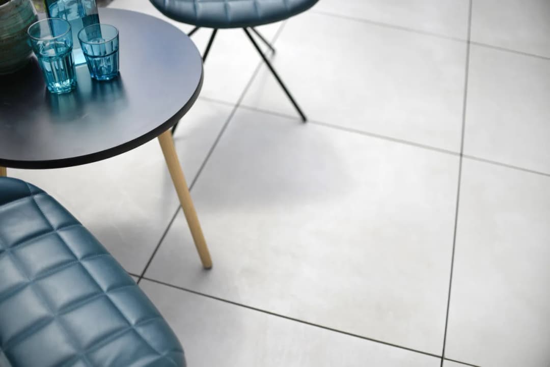 Gres czy panele: który wybór oszczędzi Ci czasu i pieniędzy?